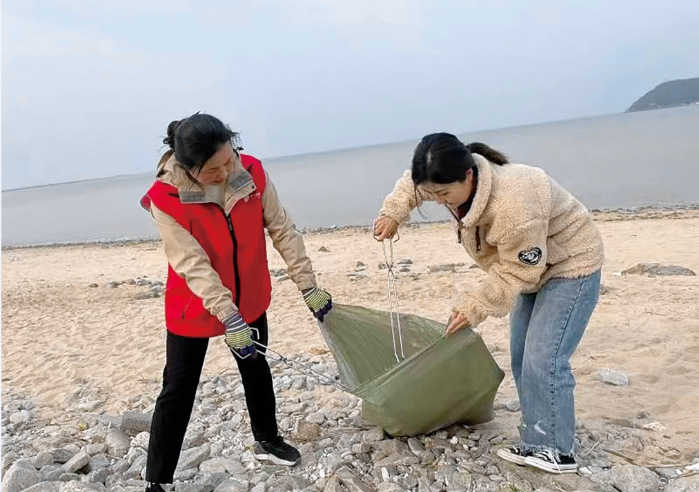 美德之城·志愿同行︱志愿者清洁海滩 护卫国家海洋公园